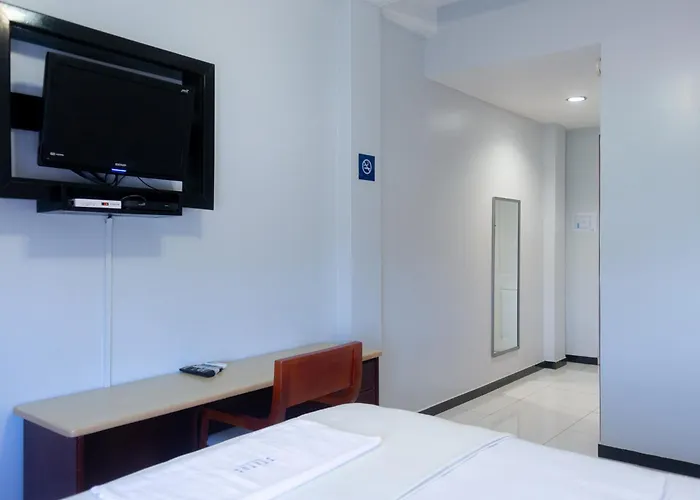 Status Hotel